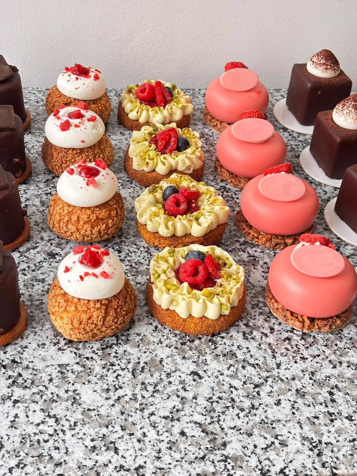 Choux, tartaletky a růžové dezerty se zrcadlovou polevou